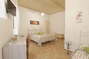 um quarto com uma cama e uma mesa num quarto em B&B Alla Cattedrale em Agrigento