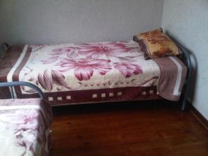 Cama en habitación con manta rosa y blanca en Johannesburg Boarding Hostel en Johannesburgo