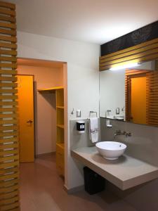baño con lavabo y espejo grande en Palacio Rojo Hotel Familiar, en Morelia