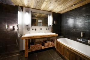 Chalet-Hôtel La Marmotte, La Tapiaz & SPA, The Originals Relais (Hotel-Chalet de Tradition)