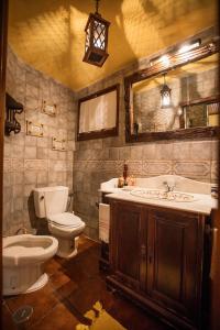 テーラス・デ・ボウロにあるQuinta da Azenhaのバスルーム(トイレ、洗面台、トイレ付)