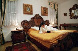Giường trong phòng chung tại Hotel Razgorsek