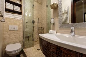 Ένα μπάνιο στο Apartment am Kurpark +51 φωτογραφίες