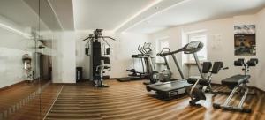 Posilňovňa alebo fitness centrum v ubytovaní Hotel Schwarzer Adler - Sport & Spa