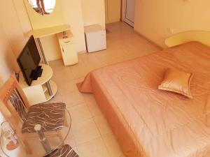 A bed or beds in a room at Hotel Royal