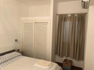 コスタ・パラディーゾにあるCasa Gineproのベッドルーム(ベッド1台、窓付)