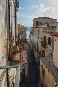 una vista de un callejón entre dos edificios en Angels'Home L&R en Pizzo