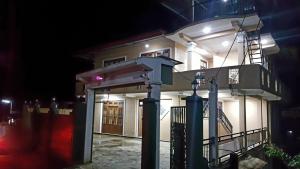 哈顿Mount View Bungalow的晚上有门的建筑