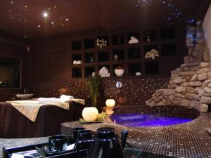 een restaurant met een stenen open haard en een hot tub bij Hotel Tosco Romagnolo in Bagno di Romagna