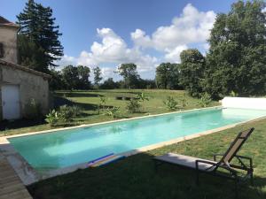 a swimming pool in the yard of a house at Château de Maumusson in Maumusson-Laguian