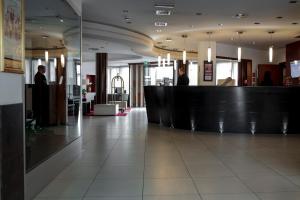 a lobby with a reception desk and people in a building at Smart Hotel Holiday in Mestre