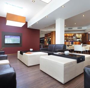una gran sala de estar con sofás y TV. en Smart Hotel Holiday, en Mestre