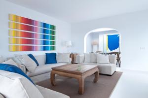 a living room with white couches and a coffee table at Villas Pasito Blanco in Pasito Blanco
