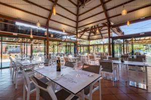 Un restaurante o sitio para comer en Camping Torre de la Mora