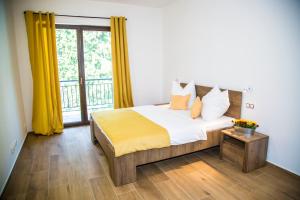 Postel nebo postele na pokoji v ubytování Spa & Wellness Hotel St. Moritz