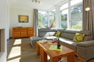 a living room with a couch and a table at Lotsenstieg 11 in Ostseebad Karlshagen