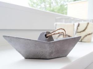 a metal bowl sitting on top of a counter at Lotsenstieg 13b in Ostseebad Karlshagen +27 photos