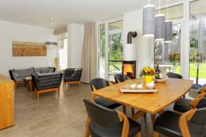 a dining room and living room with a table and chairs at Lotsenstieg 13b in Ostseebad Karlshagen