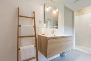 uma casa de banho com um lavatório e um espelho em joangi em Uhart-Cize