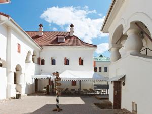 un edificio blanco con un patio delante en Dvor Podznoeva Glavniy Korpus, en Pskov