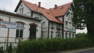 a large white building with a red roof at Dom pod Orlimi Skałami - blisko Zamku Czocha i Jeziora Leśniańskiego in Leśna