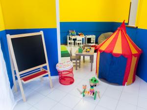 Pietra Pomice Hotel في كانّيتو: غرفة لعب مع خيمة و سبورة