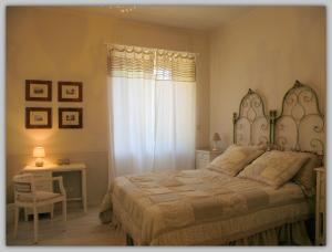 Ένα ή περισσότερα κρεβάτια σε δωμάτιο στο Cascina Luvot