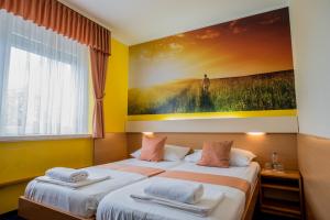 سرير أو أسرّة في غرفة في Hotel Tabor Maribor