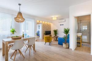 uma sala de jantar e sala de estar com mesa e cadeiras em Lux Apartment Medulin Istria em Medulin