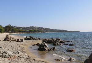 サント・リュシ・ド・ポルト・ヴェッキオにあるResidence Marina Di A Testaの海と海の岩を持つ海岸