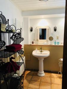 ein Bad mit einem Waschbecken und einem Spiegel in der Unterkunft Villa Provence in Kobern-Gondorf