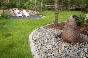 a rock garden with two chairs and a tree at Kapitaensweg 12 in Ostseebad Karlshagen