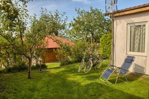 a yard with a chair and a bike next to a house at Pod Jesionem in Lubin