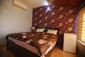 Voodi või voodid majutusasutuse Isra Hotel toas