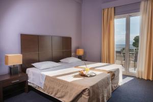 Giường trong phòng chung tại Galini Hotel