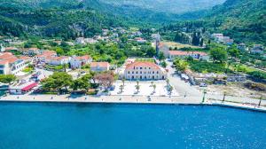 una vista aerea di una città vicino a un corpo idrico di Apartments Villa Riva a Slano