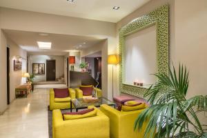 Khu vực ghế ngồi tại Galini Hotel