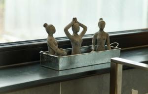 a group of three statues sitting on a shelf at Kapitaensweg 28 in Ostseebad Karlshagen