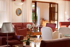 a living room with couches and a table at Hotel Parco Smeraldo Terme in Ischia