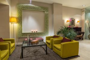 Khu vực ghế ngồi tại Galini Hotel