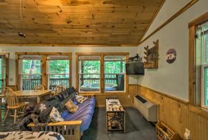 Televiisor ja/või meelelahutuskeskus majutusasutuses Nantahala Cabins