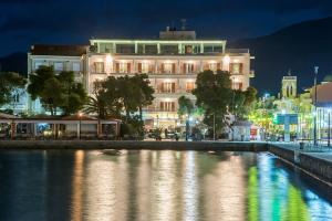 イテアにあるGalini Hotelの川の横の夜の建物