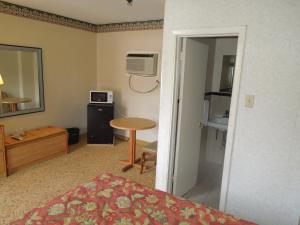 Кровать или кровати в номере Red Lion Motel Southampton