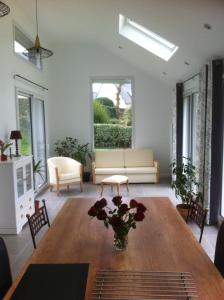 een woonkamer met een tafel en een bank bij brest chambres d'hôtes in Brest