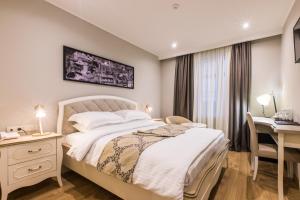 Postel nebo postele na pokoji v ubytování Hotel Khokhobi Old Tbilisi