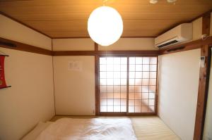 Camera con letto e finestra di Meguli a Kyoto