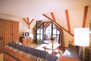 a living room with a couch and a table at Hapimag Ferienwohnungen Braunlage in Braunlage