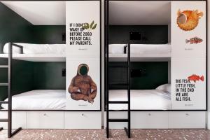 Łóżko lub łóżka w pokoju w obiekcie 2060 The Newton Hostel