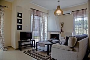 A seating area at Deep Purple House 4