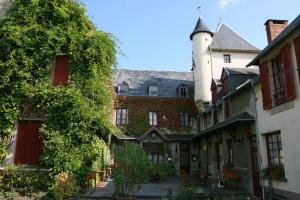 una fila de edificios con una torre en Castel Hotel 1904, en Saint-Gervais-dʼAuvergne